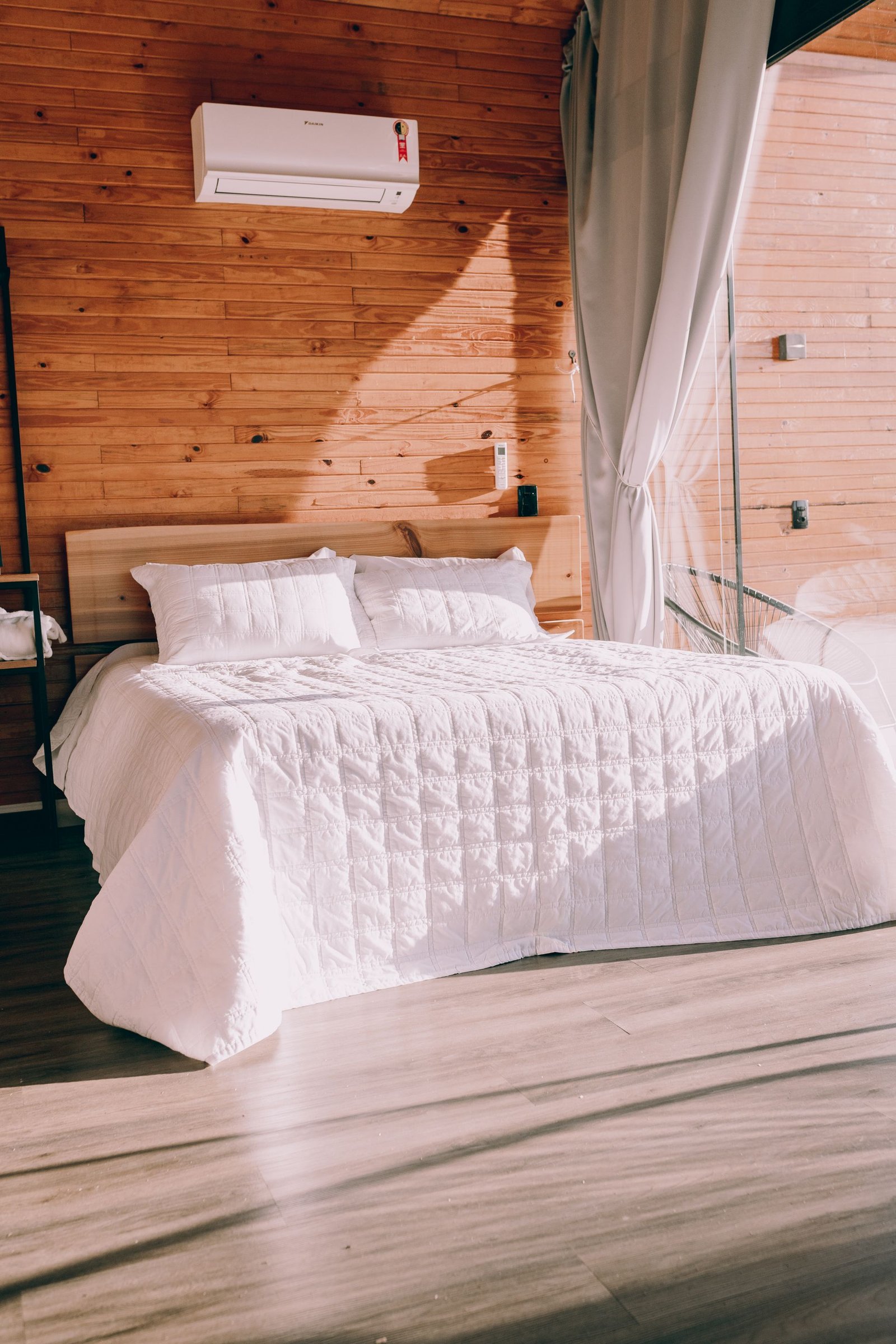 Habitación Superior con escritorio de trabajo y ventana grande